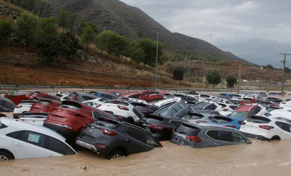 Cuatro fallecidos, centenares de personas evacuadas, decenas de casas y comercios anegados y carreteras cortadas. El balance de la gota fría en las comunidades del Levante español es desolador. 