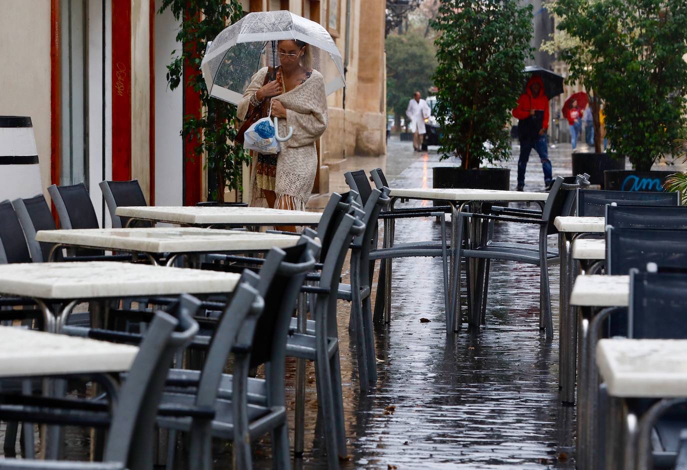 Cuatro fallecidos, centenares de personas evacuadas, decenas de casas y comercios anegados y carreteras cortadas. El balance de la gota fría en las comunidades del Levante español es desolador. 