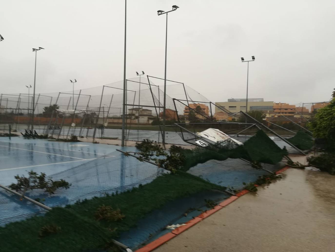 Cuatro fallecidos, centenares de personas evacuadas, decenas de casas y comercios anegados y carreteras cortadas. El balance de la gota fría en las comunidades del Levante español es desolador. 