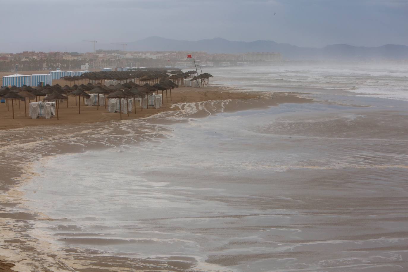 Cuatro fallecidos, centenares de personas evacuadas, decenas de casas y comercios anegados y carreteras cortadas. El balance de la gota fría en las comunidades del Levante español es desolador. 