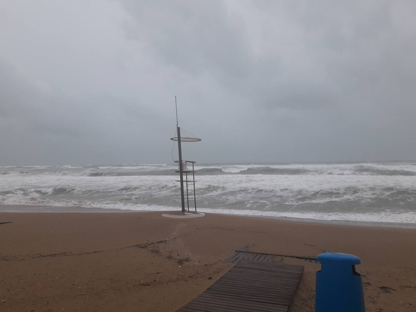 Cuatro fallecidos, centenares de personas evacuadas, decenas de casas y comercios anegados y carreteras cortadas. El balance de la gota fría en las comunidades del Levante español es desolador. 