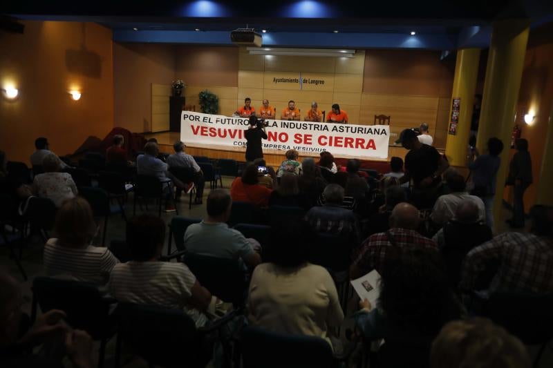 Representantes de los trabajadores de la fábrica langreana de Vesuvius se han reunido este viernes con las asociaciones de la comarca y dirigentes de varias formaciones políticas para recabar su apoyo ante el ERE anunciado por la multinacional.