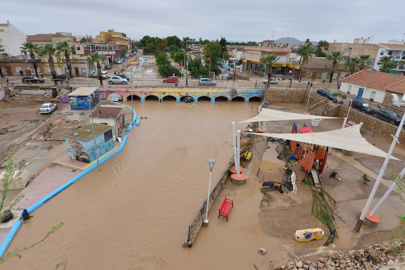 Gran parte del municipio sigue anegado por las fuertes lluvias de la madrugada del viernes. Allí está las instalaciones del Montepío de la Minería que se ha ofrecido para dar cobijo a las familias que han tenido que ser desalojadas.