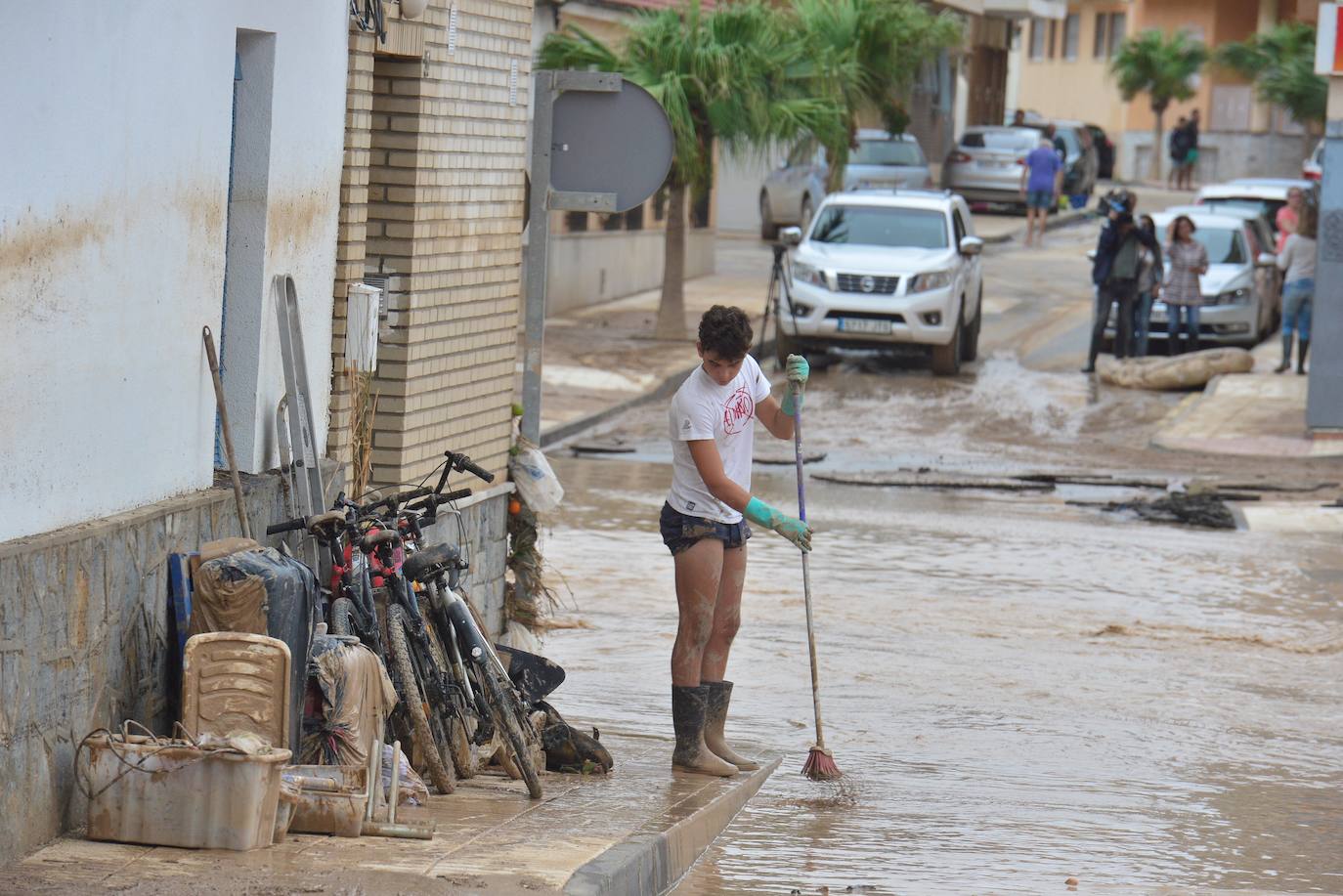 Gran parte del municipio sigue anegado por las fuertes lluvias de la madrugada del viernes. Allí está las instalaciones del Montepío de la Minería que se ha ofrecido para dar cobijo a las familias que han tenido que ser desalojadas.