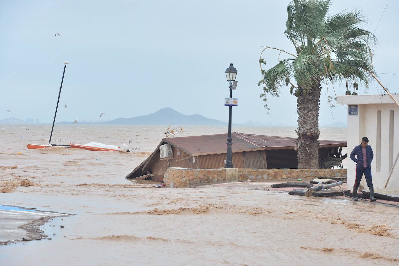 Gran parte del municipio sigue anegado por las fuertes lluvias de la madrugada del viernes. Allí está las instalaciones del Montepío de la Minería que se ha ofrecido para dar cobijo a las familias que han tenido que ser desalojadas.