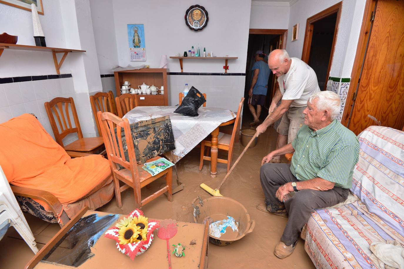 Gran parte del municipio sigue anegado por las fuertes lluvias de la madrugada del viernes. Allí está las instalaciones del Montepío de la Minería que se ha ofrecido para dar cobijo a las familias que han tenido que ser desalojadas.