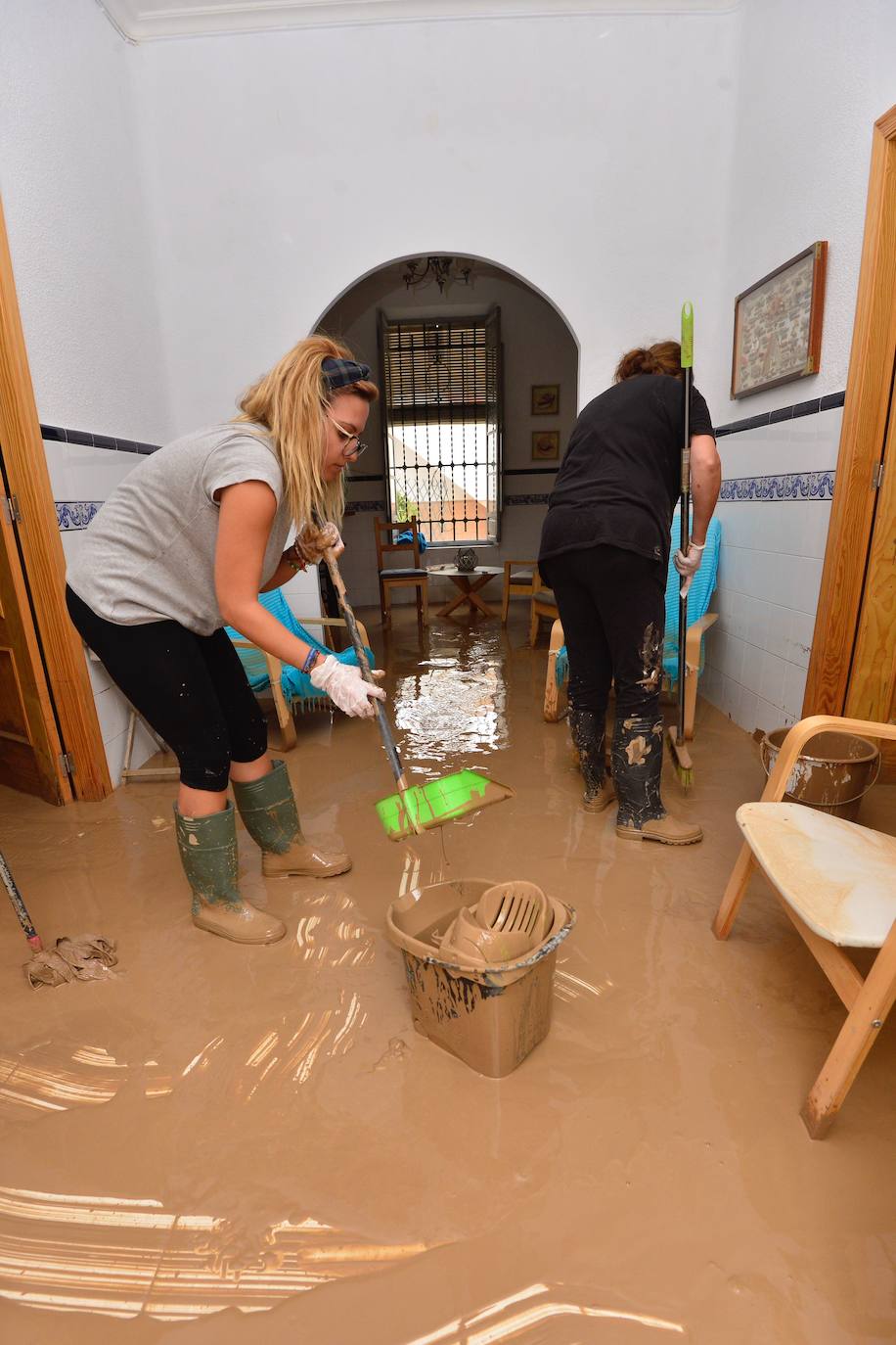 Gran parte del municipio sigue anegado por las fuertes lluvias de la madrugada del viernes. Allí está las instalaciones del Montepío de la Minería que se ha ofrecido para dar cobijo a las familias que han tenido que ser desalojadas.