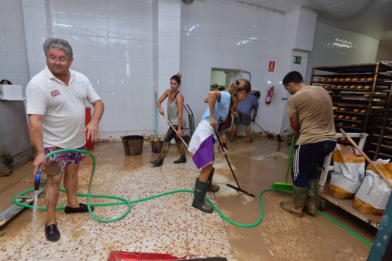 Gran parte del municipio sigue anegado por las fuertes lluvias de la madrugada del viernes. Allí está las instalaciones del Montepío de la Minería que se ha ofrecido para dar cobijo a las familias que han tenido que ser desalojadas.