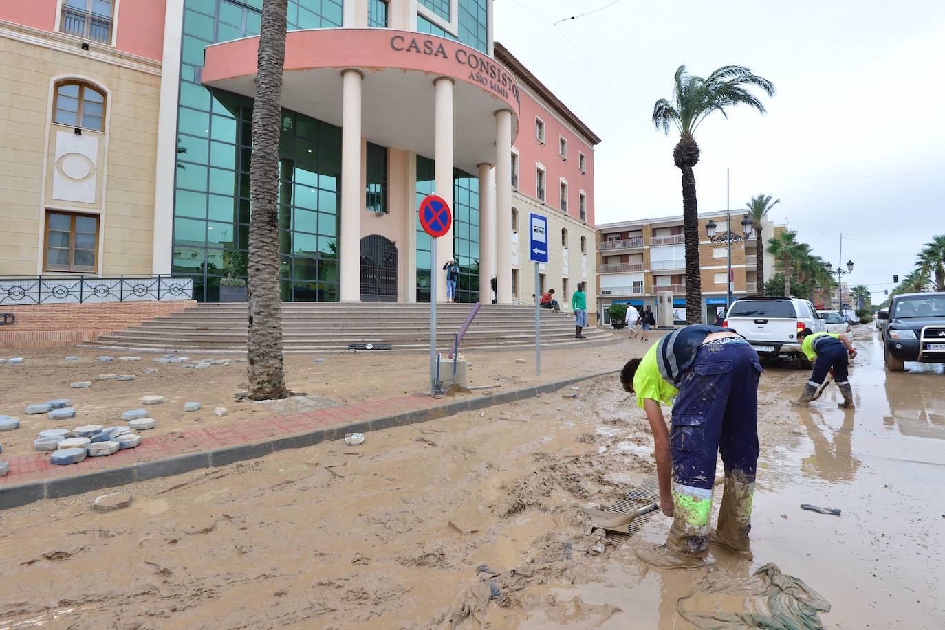 Gran parte del municipio sigue anegado por las fuertes lluvias de la madrugada del viernes. Allí está las instalaciones del Montepío de la Minería que se ha ofrecido para dar cobijo a las familias que han tenido que ser desalojadas.