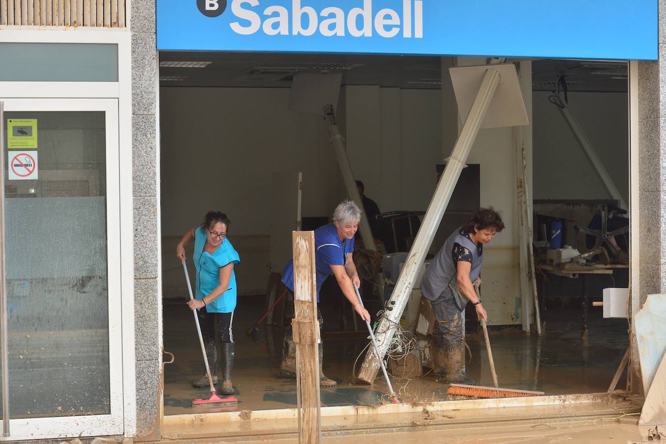 Gran parte del municipio sigue anegado por las fuertes lluvias de la madrugada del viernes. Allí está las instalaciones del Montepío de la Minería que se ha ofrecido para dar cobijo a las familias que han tenido que ser desalojadas.