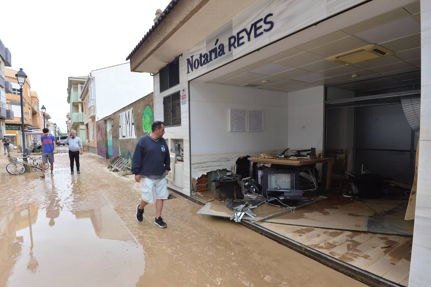 Gran parte del municipio sigue anegado por las fuertes lluvias de la madrugada del viernes. Allí está las instalaciones del Montepío de la Minería que se ha ofrecido para dar cobijo a las familias que han tenido que ser desalojadas.