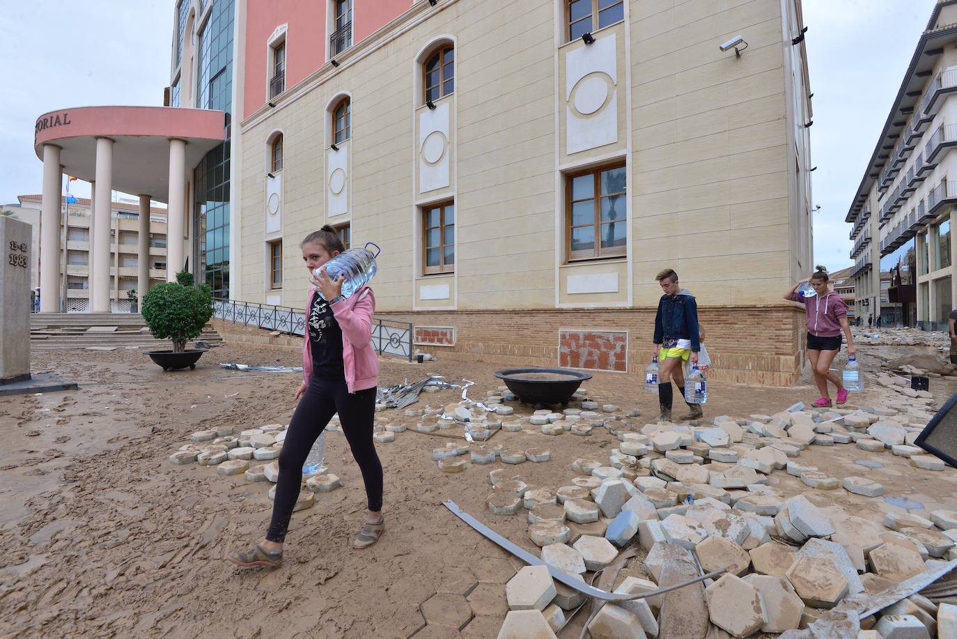 Gran parte del municipio sigue anegado por las fuertes lluvias de la madrugada del viernes. Allí está las instalaciones del Montepío de la Minería que se ha ofrecido para dar cobijo a las familias que han tenido que ser desalojadas.