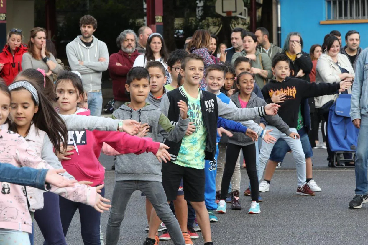 Escolares del Marcos bailan la 'Danza del Corazón'. 