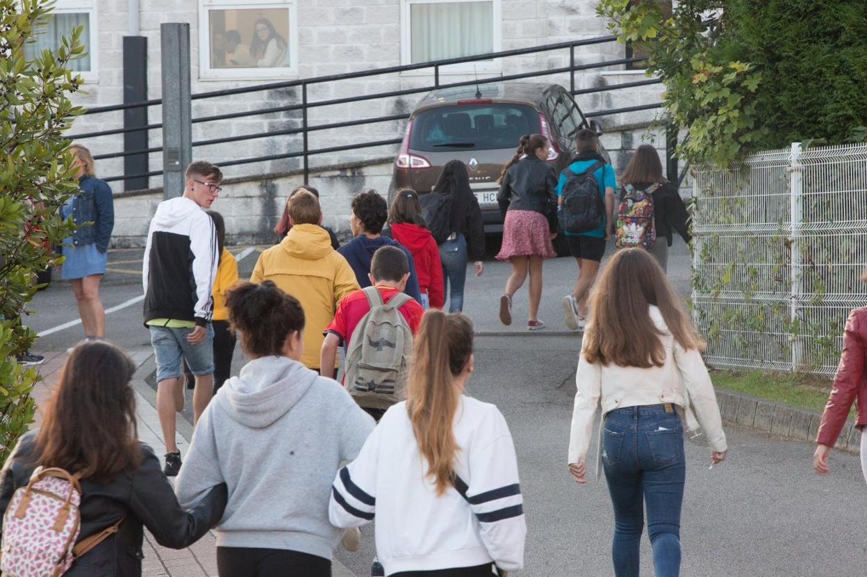 Alumnos entrando ayer a clase en el instituto. 