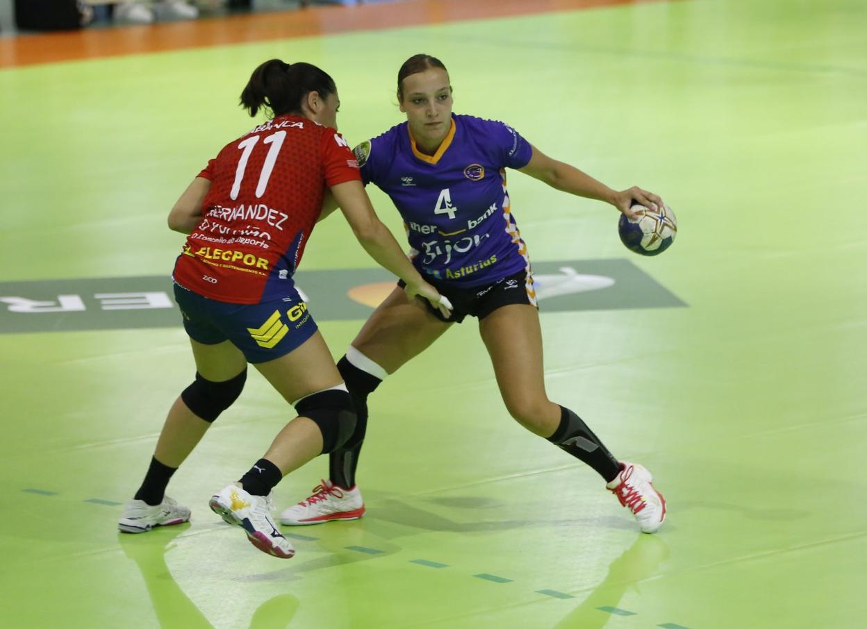 Nerea Nieto, la máxima anotadora con nueve tantos, en una acción de ataque frente a la jugadora del Porriño Inés Hernández, en el partido disputado ayer en La Arena. 