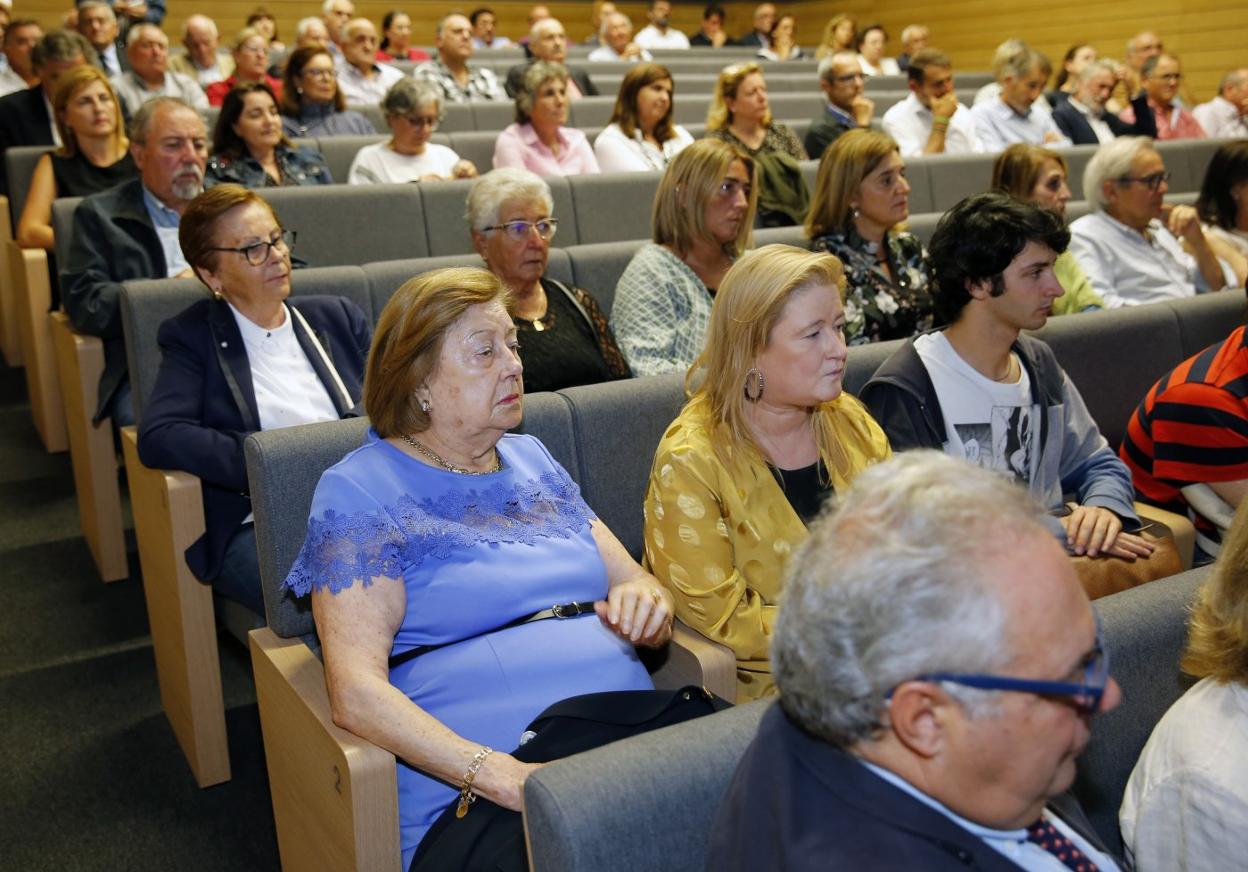 Carmen Fidalgo e Isabel Fernández, madre y hermana del fallecido.