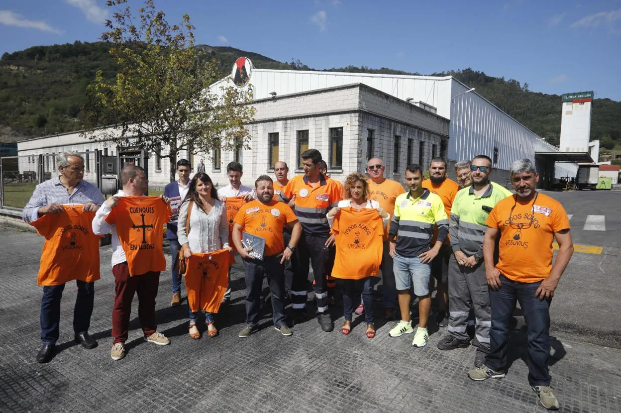 Laura Pérez Macho y Susana Fernández, de Ciudadanos, con un grupo de trabajadores. 