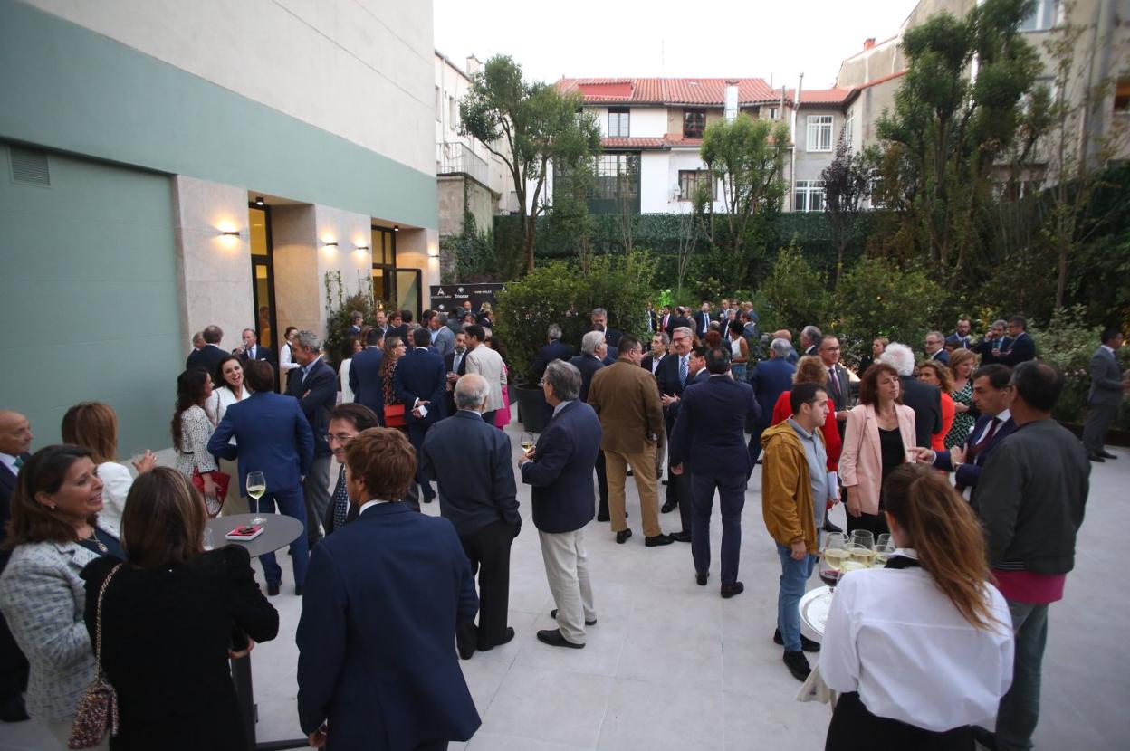 Un momento del cóctel celebrado en el nuevo espacio del Hotel NH Palacio de Avilés. 