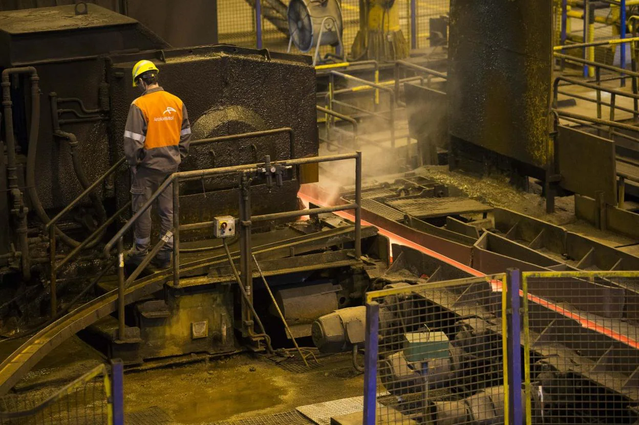 Un operario del tren de carril de ArcelorMittal en la factoría de Gijón. 