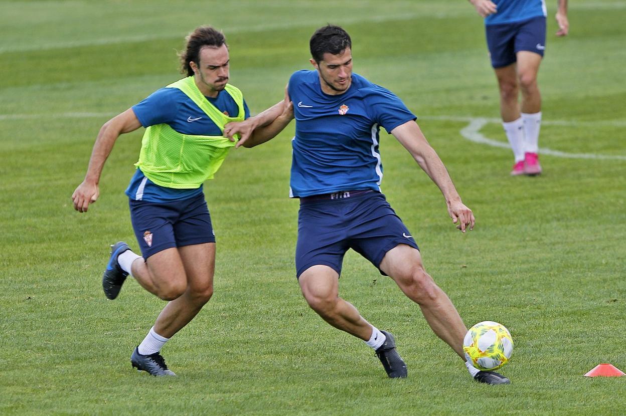 Pelayo Suárez, que será el socio de Villalón en el eje de la zaga por segunda semana consecutiva, lucha por el balón con Bellini, que se estrena en una convocatoria. 