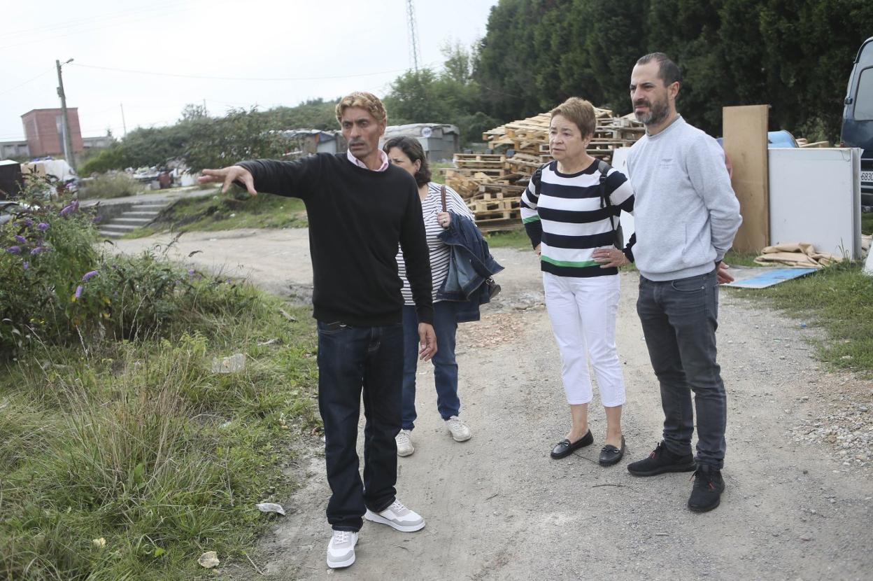 Ángel García y Natividad Álvarez durante su visita al poblado. 