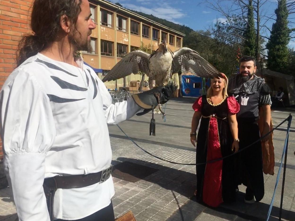 José Antonio Alonso muestra un halcón. 