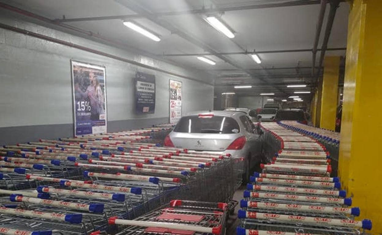 La venganza de los empleados de un supermercado con un cliente que aparcó donde no debía