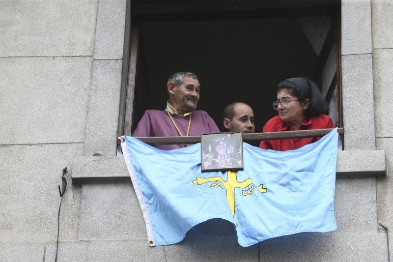 Las calles de Noreña acogieron, este domingo, a miles de personas para la procesión del Cristo.