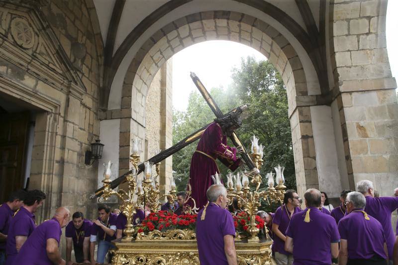 Las calles de Noreña acogieron, este domingo, a miles de personas para la procesión del Cristo.