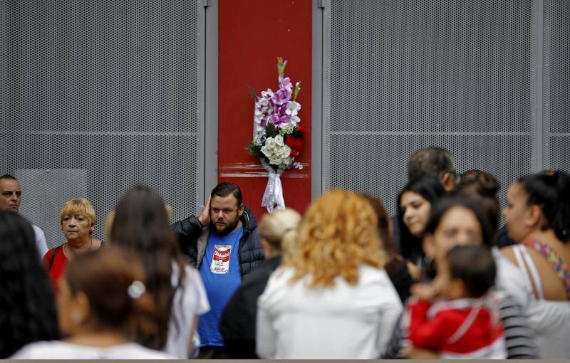 Familiares y amigos de Eleazar García, el joven de 30 años fallecido tras un altercado con los vigilantes de El Molinón, se concentraron al mediodía de hoy a las puertas del estadio para pedir «que se investiguen las circunstancias de la muerte y se haga Justicia».