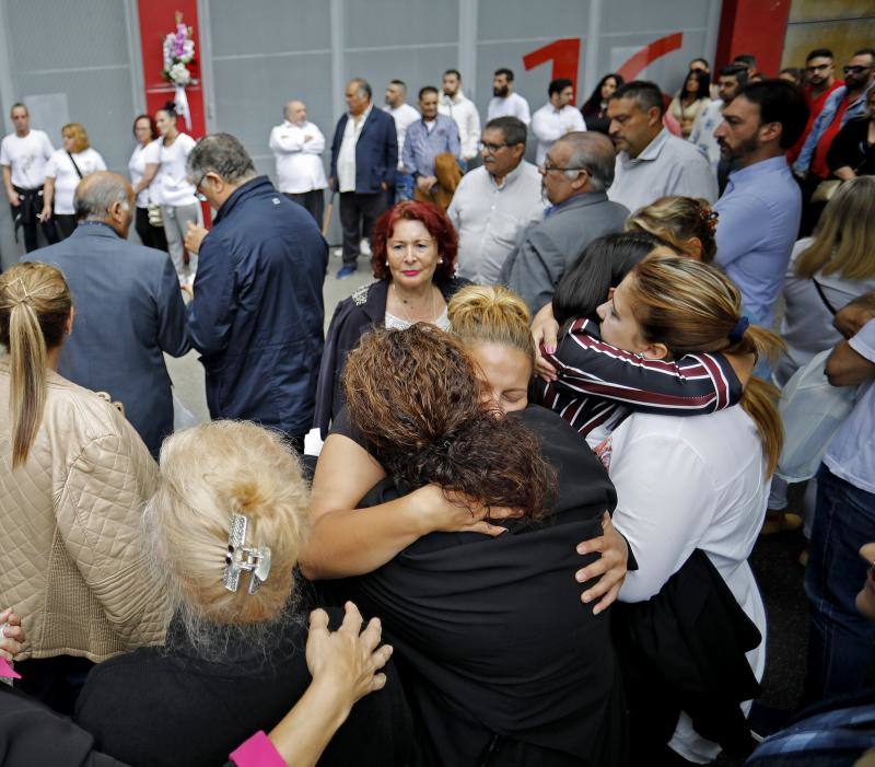 Familiares y amigos de Eleazar García, el joven de 30 años fallecido tras un altercado con los vigilantes de El Molinón, se concentraron al mediodía de hoy a las puertas del estadio para pedir «que se investiguen las circunstancias de la muerte y se haga Justicia».