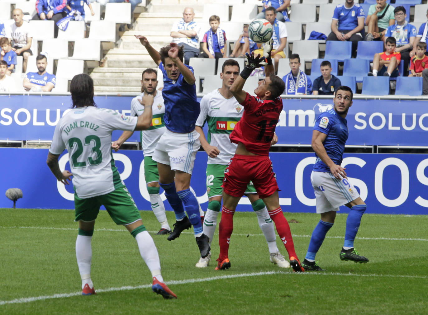 El Elche dominó y derrotó al Real Oviedo (0-2) con dos tantos de Yacine Qasmir en un partido cómodo para los ilicitanos en el que las imprecisiones les costaron a los carbayones tres puntos -además de dos nuevas expulsiones- y en el que los de Pacheta dieron un repaso táctico a su rival.