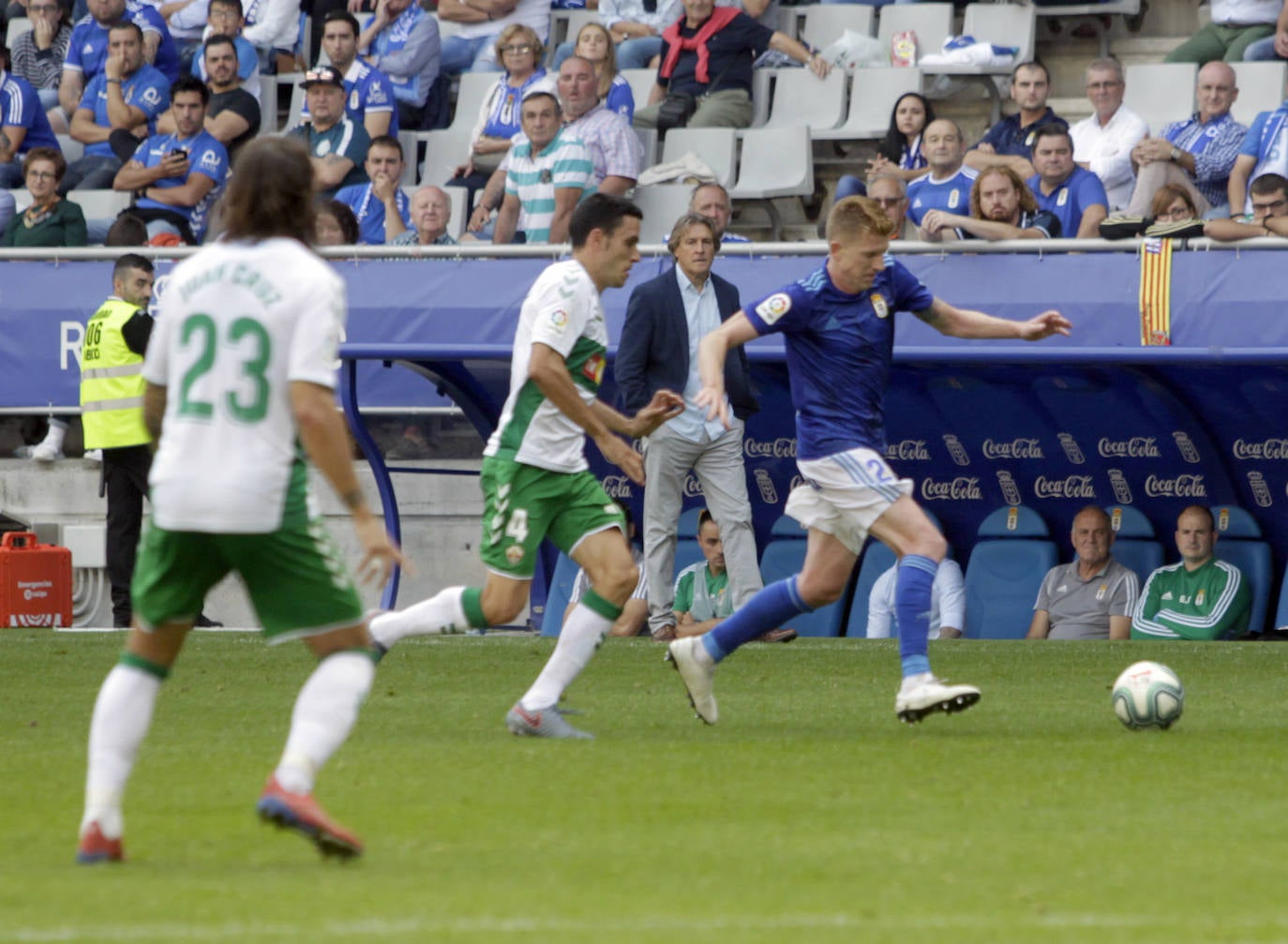 El Elche dominó y derrotó al Real Oviedo (0-2) con dos tantos de Yacine Qasmir en un partido cómodo para los ilicitanos en el que las imprecisiones les costaron a los carbayones tres puntos -además de dos nuevas expulsiones- y en el que los de Pacheta dieron un repaso táctico a su rival.