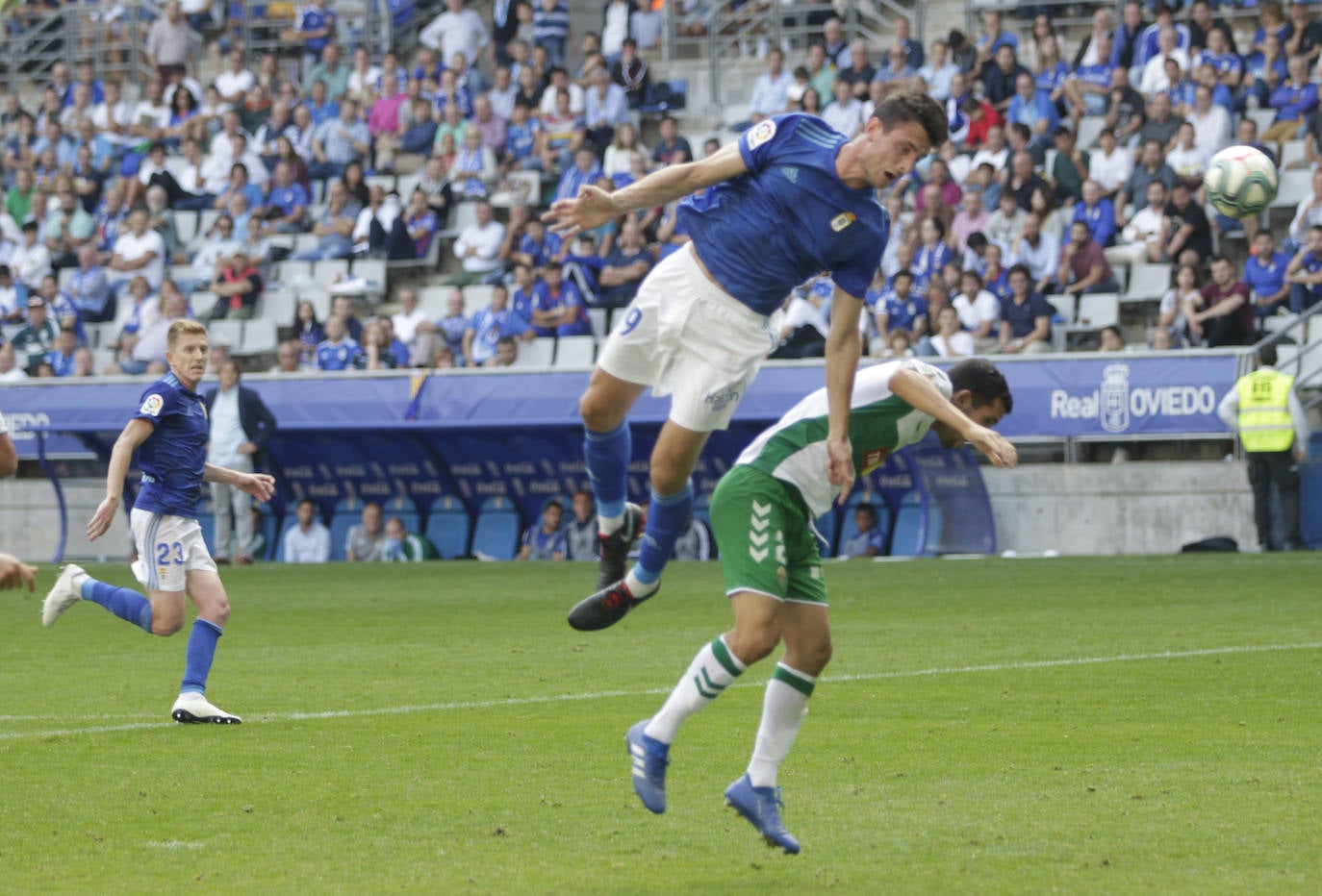 El Elche dominó y derrotó al Real Oviedo (0-2) con dos tantos de Yacine Qasmir en un partido cómodo para los ilicitanos en el que las imprecisiones les costaron a los carbayones tres puntos -además de dos nuevas expulsiones- y en el que los de Pacheta dieron un repaso táctico a su rival.