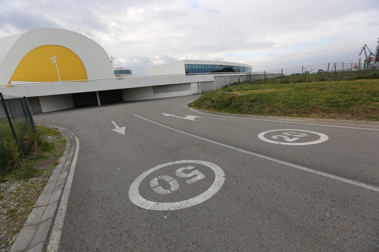 El vial de acceso al Centro Niemeyer desde el puente Azud donde se sellarán las arquetas. 