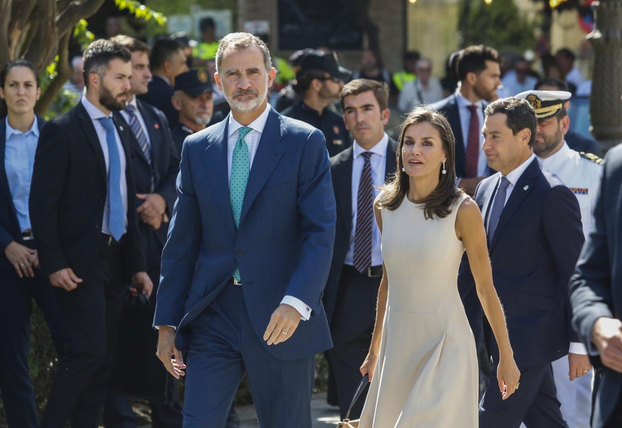 Los Reyes, a su llegada al Archivo General de Indias en Sevilla, para inaugurar la exposición 'El viaje más largo', el pasado jueves. 