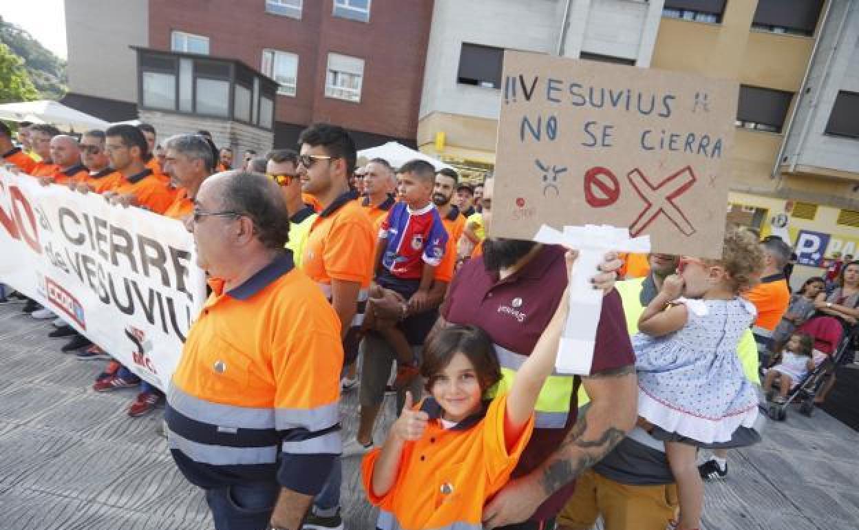 La plantilla de Vesuvius marcha por Langreo contra el cierre de la planta