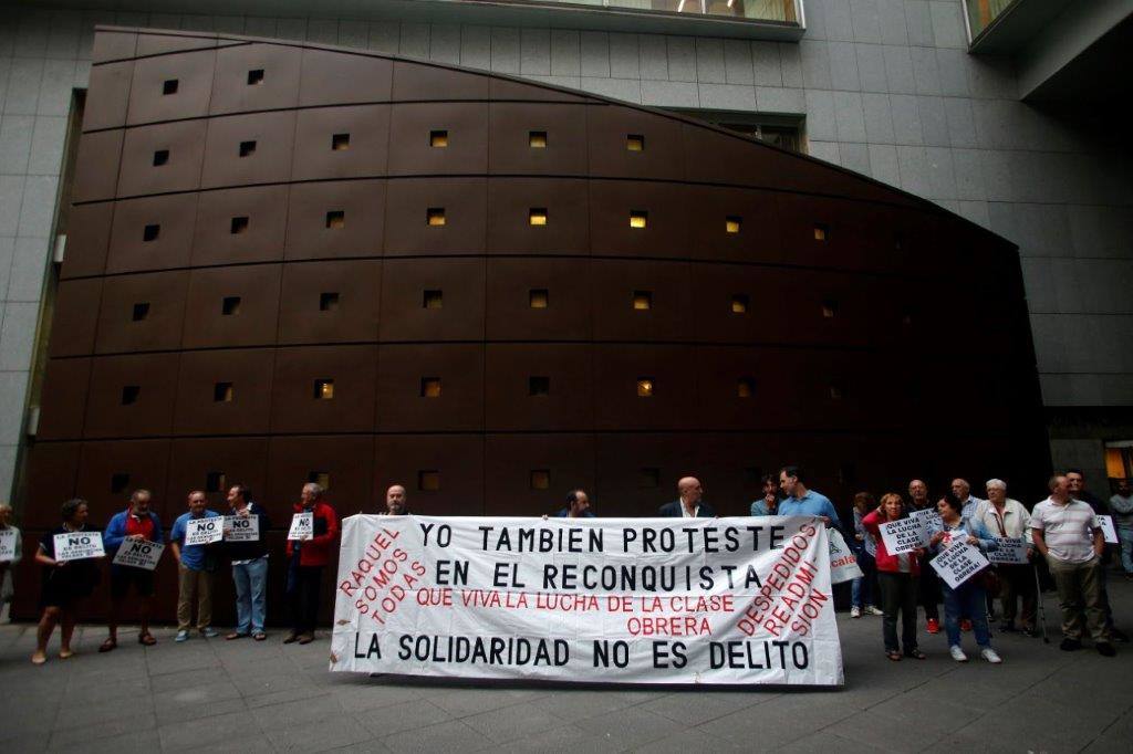 Un centenar de personas se han concentrado ante los juzgados de lo Penal de Oviedo para respaldar a los acusados por desórdenes públicos en un acto de protesta en el hotel de la Reconquista, con motivo del inicio del juicio