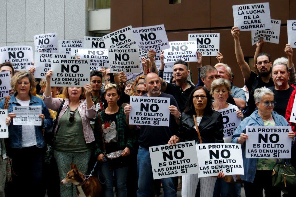 Un centenar de personas se han concentrado ante los juzgados de lo Penal de Oviedo para respaldar a los acusados por desórdenes públicos en un acto de protesta en el hotel de la Reconquista, con motivo del inicio del juicio