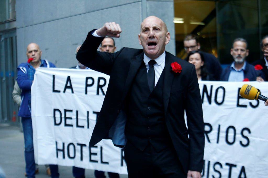 Un centenar de personas se han concentrado ante los juzgados de lo Penal de Oviedo para respaldar a los acusados por desórdenes públicos en un acto de protesta en el hotel de la Reconquista, con motivo del inicio del juicio