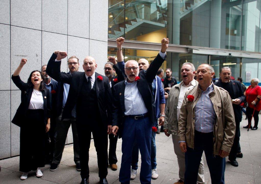 Un centenar de personas se han concentrado ante los juzgados de lo Penal de Oviedo para respaldar a los acusados por desórdenes públicos en un acto de protesta en el hotel de la Reconquista, con motivo del inicio del juicio