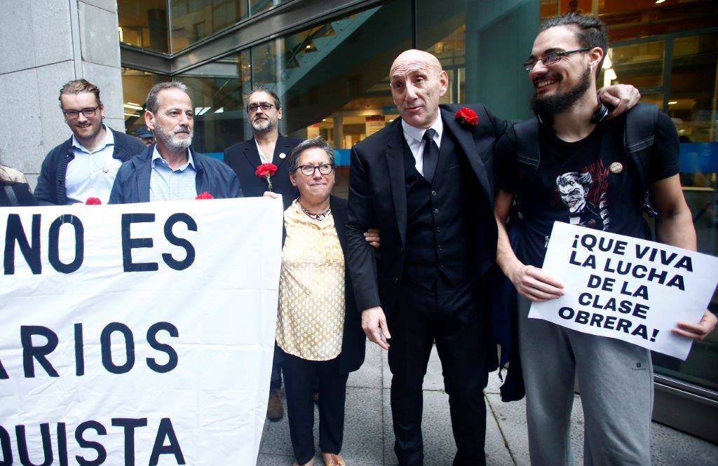 Un centenar de personas se han concentrado ante los juzgados de lo Penal de Oviedo para respaldar a los acusados por desórdenes públicos en un acto de protesta en el hotel de la Reconquista, con motivo del inicio del juicio