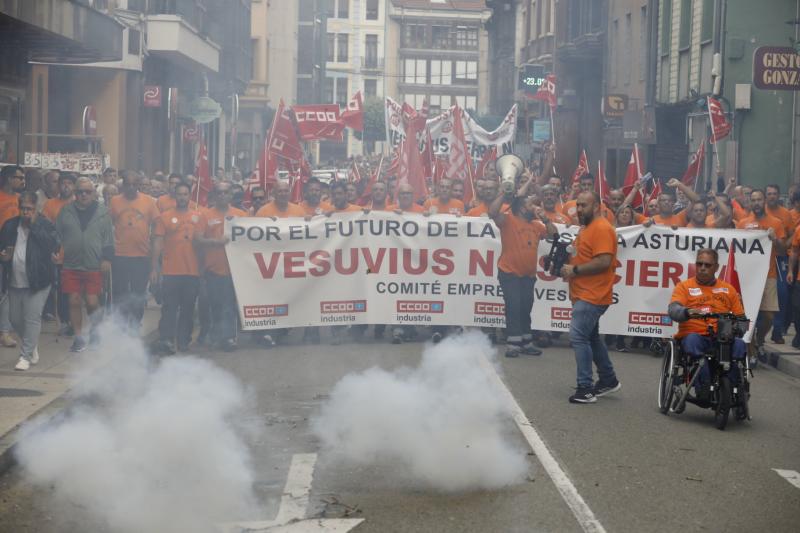 Trabajadores de la factoría langreana de Vesuvius, representantes políticos y sindicales y decenas de vecinos de la comarca participan en una marcha por la continuidad de la fábrica, cuyo futuro está amenazado por un ERE que afectará a los 111 trabajadores. Los manifestantes caminaron desde las instalaciones en el polígono de Riaño hasta el Ayuntamiento de Langreo.