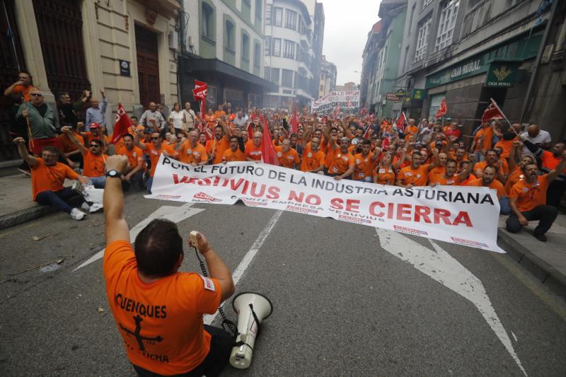 Trabajadores de la factoría langreana de Vesuvius, representantes políticos y sindicales y decenas de vecinos de la comarca participan en una marcha por la continuidad de la fábrica, cuyo futuro está amenazado por un ERE que afectará a los 111 trabajadores. Los manifestantes caminaron desde las instalaciones en el polígono de Riaño hasta el Ayuntamiento de Langreo.