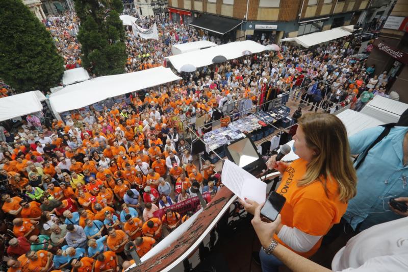 Trabajadores de la factoría langreana de Vesuvius, representantes políticos y sindicales y decenas de vecinos de la comarca participan en una marcha por la continuidad de la fábrica, cuyo futuro está amenazado por un ERE que afectará a los 111 trabajadores. Los manifestantes caminaron desde las instalaciones en el polígono de Riaño hasta el Ayuntamiento de Langreo.