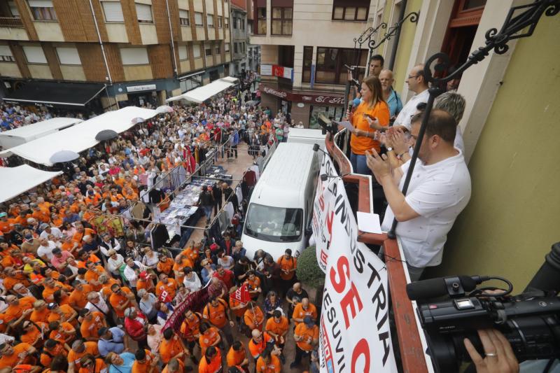 Trabajadores de la factoría langreana de Vesuvius, representantes políticos y sindicales y decenas de vecinos de la comarca participan en una marcha por la continuidad de la fábrica, cuyo futuro está amenazado por un ERE que afectará a los 111 trabajadores. Los manifestantes caminaron desde las instalaciones en el polígono de Riaño hasta el Ayuntamiento de Langreo.