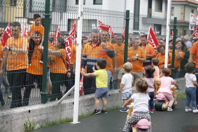 Trabajadores de la factoría langreana de Vesuvius, representantes políticos y sindicales y decenas de vecinos de la comarca participan en una marcha por la continuidad de la fábrica, cuyo futuro está amenazado por un ERE que afectará a los 111 trabajadores. Los manifestantes caminaron desde las instalaciones en el polígono de Riaño hasta el Ayuntamiento de Langreo.