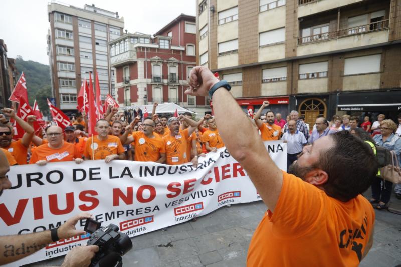 Trabajadores de la factoría langreana de Vesuvius, representantes políticos y sindicales y decenas de vecinos de la comarca participan en una marcha por la continuidad de la fábrica, cuyo futuro está amenazado por un ERE que afectará a los 111 trabajadores. Los manifestantes caminaron desde las instalaciones en el polígono de Riaño hasta el Ayuntamiento de Langreo.