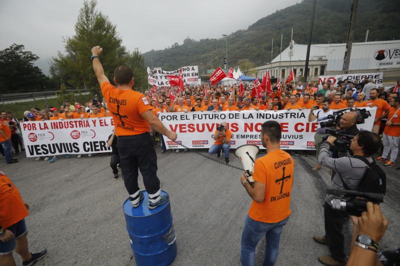 Trabajadores de la factoría langreana de Vesuvius, representantes políticos y sindicales y decenas de vecinos de la comarca participan en una marcha por la continuidad de la fábrica, cuyo futuro está amenazado por un ERE que afectará a los 111 trabajadores. Los manifestantes caminaron desde las instalaciones en el polígono de Riaño hasta el Ayuntamiento de Langreo.