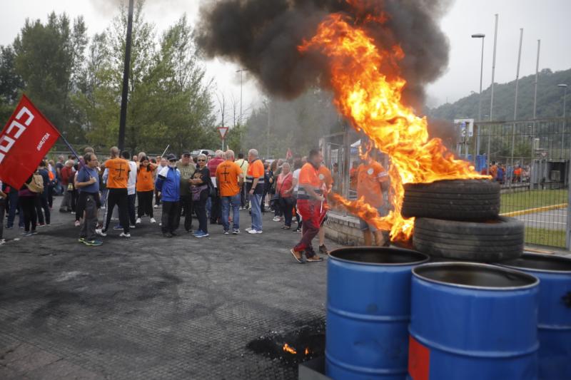 Trabajadores de la factoría langreana de Vesuvius, representantes políticos y sindicales y decenas de vecinos de la comarca participan en una marcha por la continuidad de la fábrica, cuyo futuro está amenazado por un ERE que afectará a los 111 trabajadores. Los manifestantes caminaron desde las instalaciones en el polígono de Riaño hasta el Ayuntamiento de Langreo.